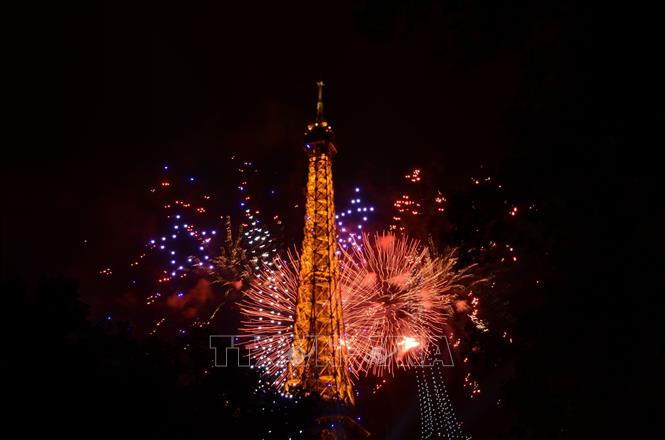 Pháo hoa và drone đồng loạt thắp sáng bầu trời quanh Tháp Eiffel trong đêm hội mừng Quốc khánh Pháp tại Paris tối 13/7/2026. Ảnh: Hữu Chiến/PV TTXVN tại Pháp