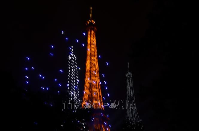 Các thiết bị bay không người lái (drone) tạo hình Tháp Eiffel trên bầu trời trong chương trình nghệ thuật chào mừng Quốc khánh Pháp tại Paris tối 13/7/2026. Hữu Chiến - PV TTXVN tại Pháp