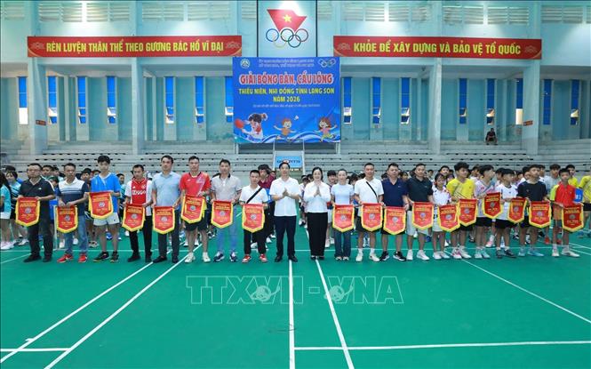 Ban tổ chức tặng cờ lưu niệm các đoàn vận động viên. Ảnh: Anh Tuấn – TTXVN