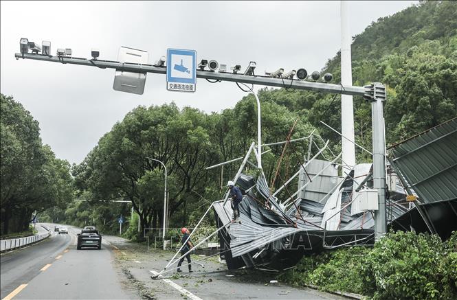 Ngôi nhà bị phá hủy do bão Bavi tại tỉnh Chiết Giang, Trung Quốc. Ảnh: THX/TTXVN phát