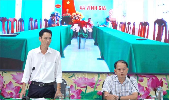 Đại diện Chi cục Chăn nuôi và Thú y tỉnh An Giang trao đổi các nội dung đại biểu đặt ra tại buổi đối thoại. Ảnh: Văn Sĩ - TTXVN 