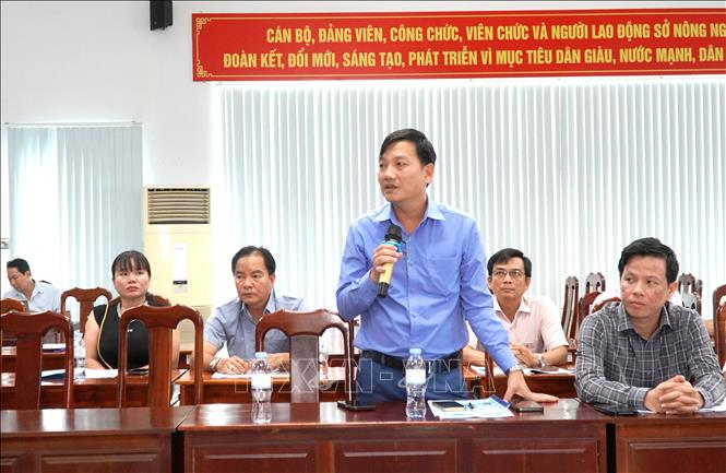 Ông Phạm Đức Vũ, Giám đốc Công ty Nông nghiệp Trường Hải An Giang (Tập đoàn THACO), trao đổi về những khó khăn, vướng mắc của công ty. Ảnh: Văn Sĩ - TTXVN 