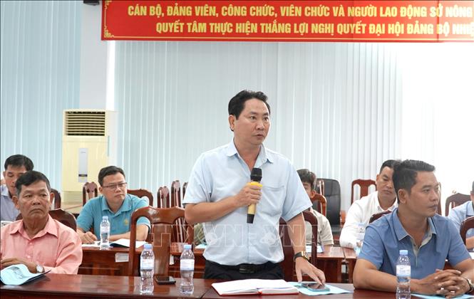 Đại diện Sở Tài chính An Giang trao đổi các nội dung đại biểu đặt ra tại buổi đối thoại. Ảnh: Văn Sĩ - TTXVN 