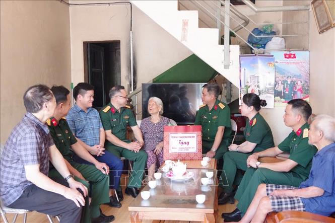 Đại diện lực lượng vũ trang tỉnh Quảng Ninh thăm hỏi, động viên và tặng quà Mẹ Việt Nam Anh hùng Hoàng Thị Sinh tại thôn Tùng Cầu, xã Bình Liêu. Ảnh: Văn Đảm/TTXVN phát
