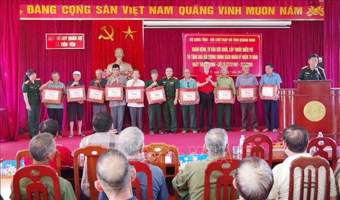 Lãnh đạo Bộ Chỉ huy Quân sự tỉnh và Hội Chữ thập đỏ tỉnh Quảng Ninh trao quà tặng các đối tượng chính sách tiêu biểu tại chương trình tri ân ở xã Tiên Yên. Ảnh: Văn Đảm/TTXVN phát