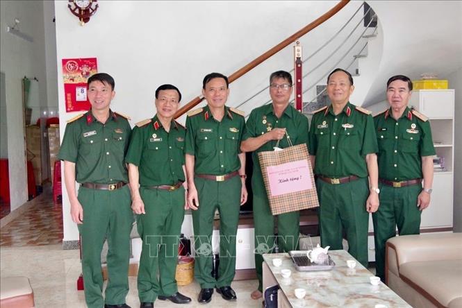 Đoàn công tác Ban Liên lạc sĩ quan cấp tướng tỉnh Quảng Ninh thăm, tặng quà thương binh Lương Ngọc Thắng, ở xóm Chợ, xã Hoành Mô. Ảnh: Văn Đảm/TTXVN phát