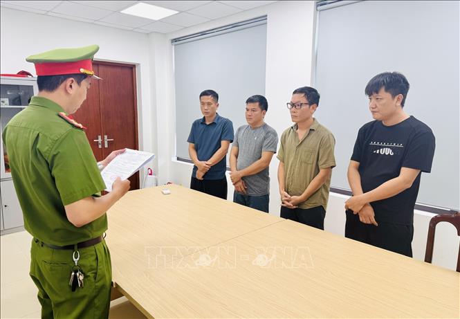 Công an thành phố Huế khởi tố, bắt tạm giam các đối tượng có hành vi “Tổ chức đánh bạc và đánh bạc”, dưới hình thức cá độ bóng đá qua mạng internet. Ảnh: TTXVN phát