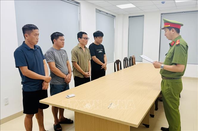 Công an thành phố Huế khởi tố, bắt tạm giam các đối tượng có hành vi “Tổ chức đánh bạc và đánh bạc”, dưới hình thức cá độ bóng đá qua mạng internet. Ảnh: TTXVN phát