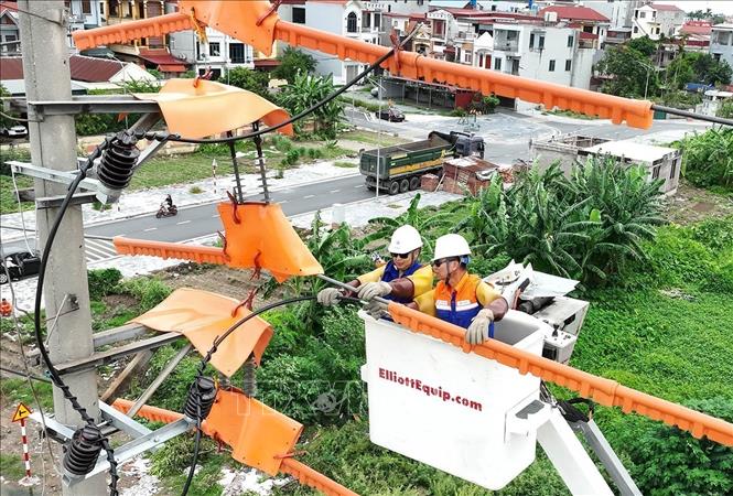 Ứng dụng công nghệ sửa chữa điện nóng (hotline) ở đường dây hạ thế phường Phố Hiến, tỉnh Hưng Yên. Ảnh: Vũ Sinh - TTXVN 