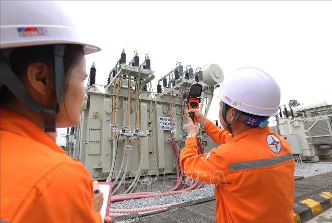 Ca trực vận hành cung ứng điện phục vụ khách hàng ở Trạm biến áp 110kV phường phố Hiến, tỉnh Hưng Yên. Ảnh: Vũ Sinh - TTXVN 