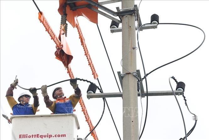Sửa chữa điện ứng dụng công nghệ không cắt điện trên hệ thống (hotline), ở đường dây hạ thế phường Phố Hiến, tỉnh Hưng Yên. Ảnh: Vũ Sinh - TTXVN 