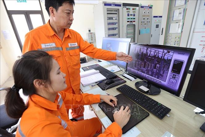Ca trực vận hành cung ứng điện phục vụ khách hàng ở Trạm biến áp 110kV phường Phố Hiến, tỉnh Hưng Yên. Ảnh: Vũ Sinh - TTXVN 