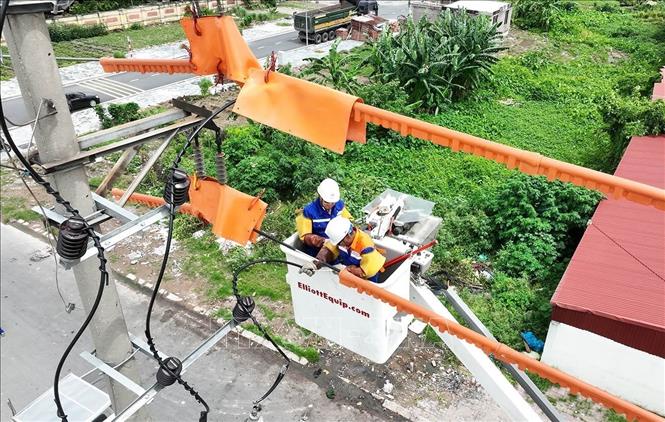 Ứng dụng công nghệ sửa chữa điện nóng (hotline) ở đường dây hạ thế phường Phố Hiến, tỉnh Hưng Yên. Ảnh: Vũ Sinh - TTXVN 