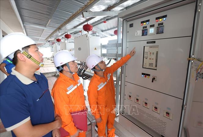 Tuyên truyền về sử dụng điện an toàn, tiết kiệm, hiệu quả ở doanh nghiệp đang hoạt động sản xuất, khu công nghiệp Yên Mỹ, tỉnh Hưng Yên. Ảnh: Vũ Sinh - TTXVN 