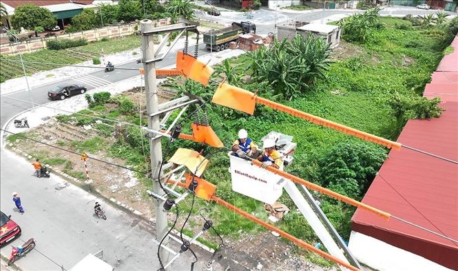 Ứng dụng công nghệ sửa chữa điện nóng (hotline) ở đường dây hạ thế phường Phố Hiến, tỉnh Hưng Yên. Ảnh: Vũ Sinh - TTXVN 