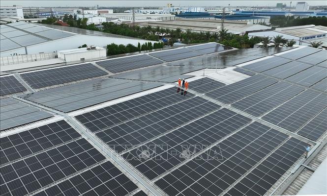 Điện lực Hưng Yên khuyến khích khách hàng lắp đặt hệ thống điện mặt trời, góp phần giảm áp lực cho hệ thống lưới điện mùa nắng nóng. Ảnh: Vũ Sinh - TTXVN 