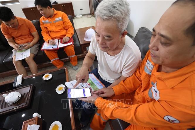 Tuyên truyền về sử dụng điện an toàn, tiết kiệm ở gia đình ông Phan Trung Hiếu, xã Nguyễn Văn Linh, tỉnh Hưng Yên. Ảnh: Vũ Sinh - TTXVN 