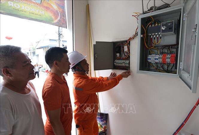 Tuyên truyền về sử dụng điện an toàn, tiết kiệm ở gia đình ông Phan Trung Hiếu, xã Nguyễn Văn Linh, tỉnh Hưng Yên. Ảnh: Vũ Sinh - TTXVN 