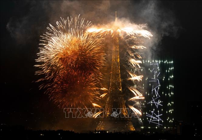 Màn pháo hoa rực rỡ tại thủ đô Paris mừng Quốc khánh Pháp, tối 13/7/2026. Ảnh: THX/TTXVN phát