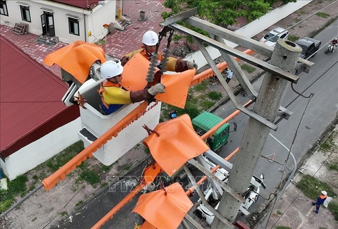Ứng dụng công nghệ sửa chữa điện nóng (hotline) ở đường dây hạ thế phường Phố Hiến, tỉnh Hưng Yên. Ảnh: Vũ Sinh - TTXVN 