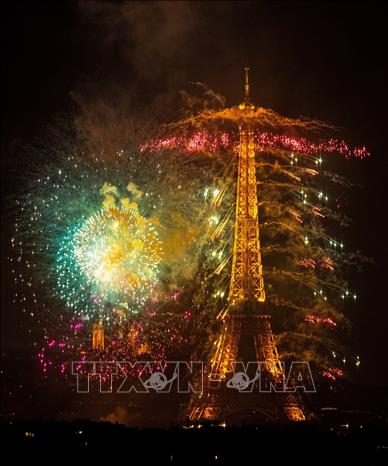 Màn pháo hoa rực rỡ tại thủ đô Paris mừng Quốc khánh Pháp tối 13/7/2026. Ảnh: THX/TTXVN phát