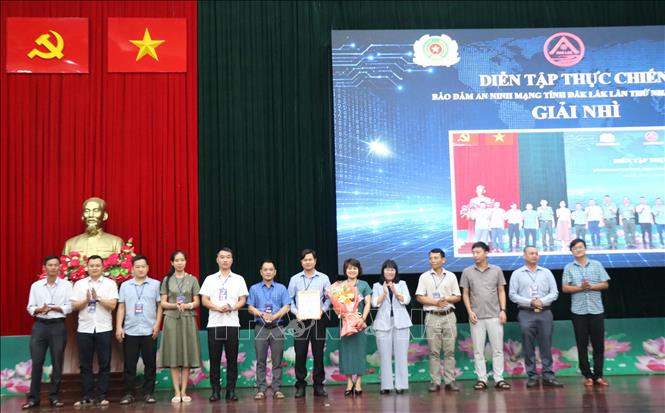 Ban tổ chức trao giải Nhì cho đội thi Mũi Điện. Ảnh: Tuấn Anh – TTXVN