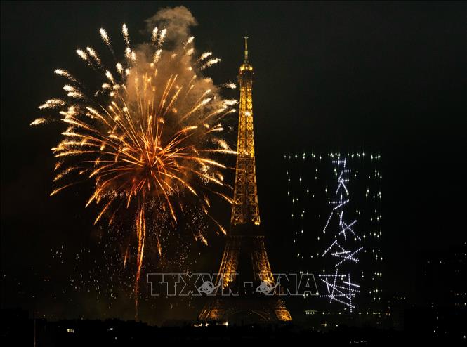 Màn pháo hoa rực rỡ tại thủ đô Paris mừng Quốc khánh Pháp tối 13/7/2026. Ảnh: THX/TTXVN phát