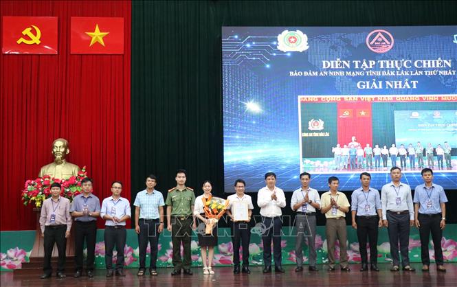 Ban tổ chức trao giải Nhất cho đội thi Gành Đá Đĩa. Ảnh: Tuấn Anh – TTXVN