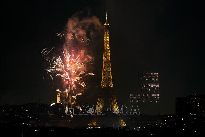 Màn pháo hoa rực rỡ tại thủ đô Paris mừng Quốc khánh Pháp tối 13/7/2026. Ảnh: THX/TTXVN phát