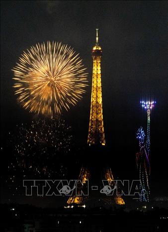 Màn pháo hoa rực rỡ tại thủ đô Paris mừng Quốc khánh Pháp tối 13/7/2026. Ảnh: THX/TTXVN phát
