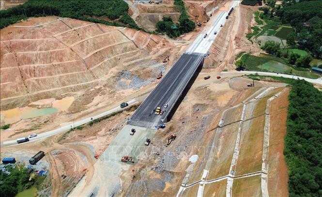 Tranh thủ thời tiết thuận lợi, các nhà thầu tập trung người và phương tiện đẩy nhanh tiến độ. Ảnh: Quốc Khánh - TTXVN