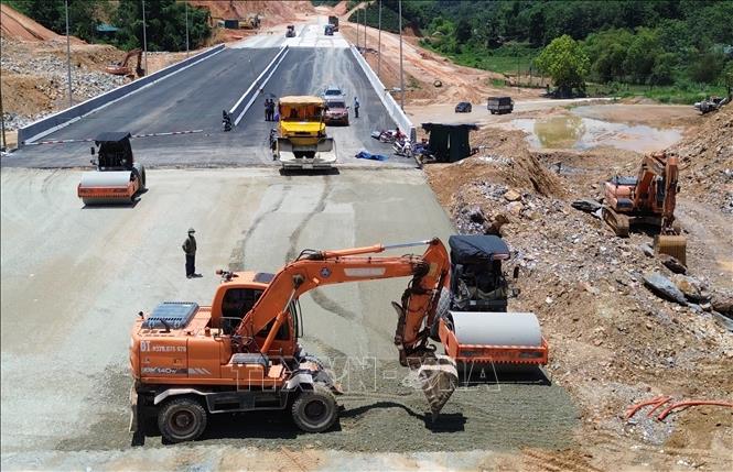 Tranh thủ thời tiết thuận lợi, nhà thầu tập trung nhân lực con người, máy móc thi công tổng lực đáp ứng đúng tiến độ đề ra. Ảnh: Quốc Khánh - TTXVN
