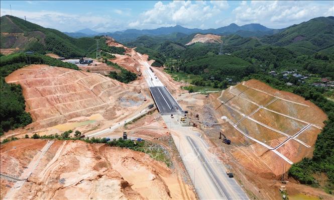 Trên tuyến có nhiều đoạn phải xử lý sạt lở ta luy dương, hạn chế nhiều đến tiến độ chung của toàn dự án. Ảnh: Quốc Khánh - TTXVN