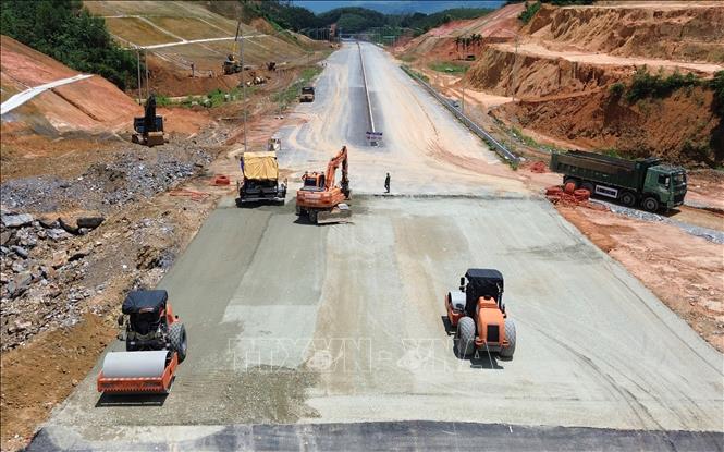 Tận dụng thời tiết thuận lợi nhà thầu tập trung nhân lực con người, máy móc thi công tổng lực đáp ứng đúng tiến độ đề ra ban đầu. Ảnh: Quốc Khánh - TTXVN