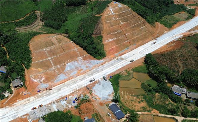 Một số vị trí đi qua địa hình đá cứng, kết cấu phức tạp đã khiến thời gian thi công kéo dài. Ảnh: Quốc Khánh - TTXVN