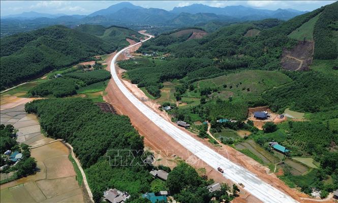 Đây là dự án được Thủ tướng Chính phủ bổ sung vào danh mục các công trình, dự án quan trọng quốc gia, trọng điểm ngành giao thông vận tải. Ảnh: Quốc Khánh - TTXVN
