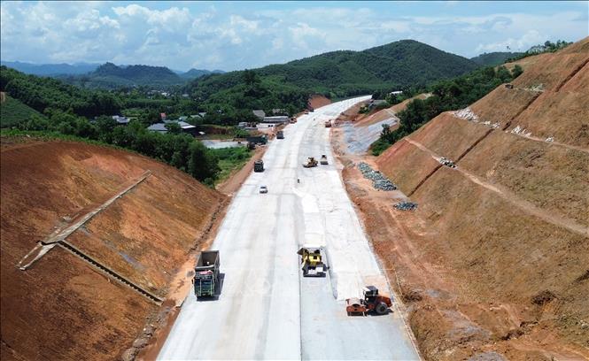 Đến giữa tháng 7/2026, giá trị xây lắp lũy kế đạt 77,03% giá trị hợp đồng. Ảnh: Quốc Khánh - TTXVN
