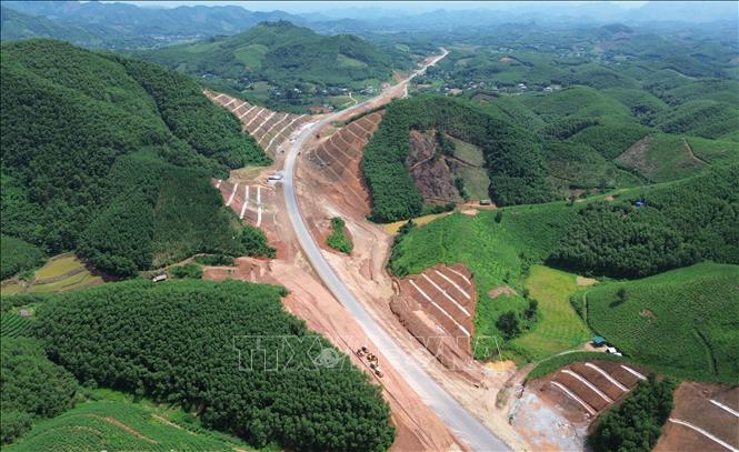 Sau khi hoàn thành, tuyến cao tốc Tuyên Quang - Hà Giang sẽ giúp gia tăng kết nối giao thông giữa tỉnh Tuyên Quang và các khu vực lân cận. Đồng thời, thúc đẩy phát triển kinh tế - xã hội khu vực miền núi phía Bắc. Ảnh: Quốc Khánh - TTXVN