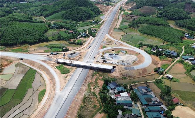 Đến giữa tháng 7/2026, giá trị xây lắp lũy kế đạt 77,03% giá trị hợp đồng. Ảnh: Quốc Khánh - TTXVN
