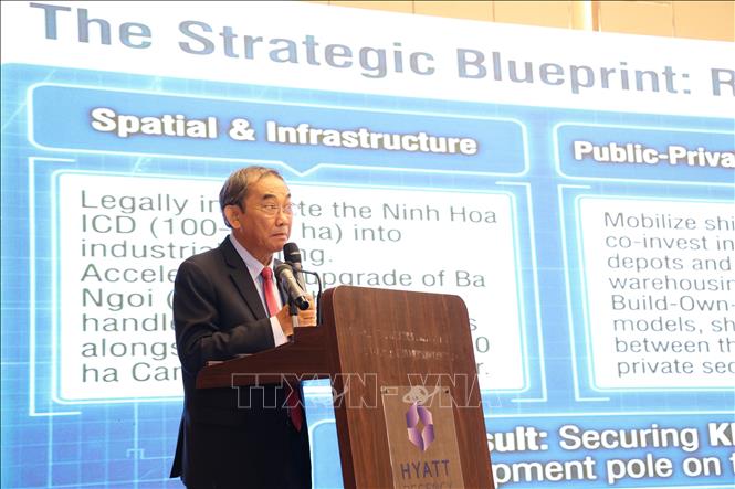 Chuyên gia chia sẻ định hướng phát triển mô hình cảng biển nước sâu gắn với cảng cạn và trung tâm logistics tích hợp tại Khánh Hòa. Ảnh: Đặng Tuấn - TTXVN