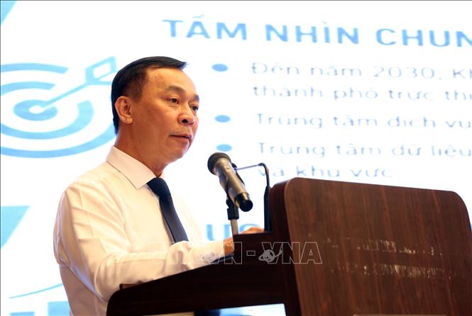 Ông Trương Văn Tiến, Giám đốc Trung tâm Xúc tiến đầu tư, Thương mại và Du lịch tỉnh Khánh Hòa giới thiệu tiềm năng, lợi thế thu hút đầu tư của tỉnh. Ảnh: Đặng Tuấn - TTXVN