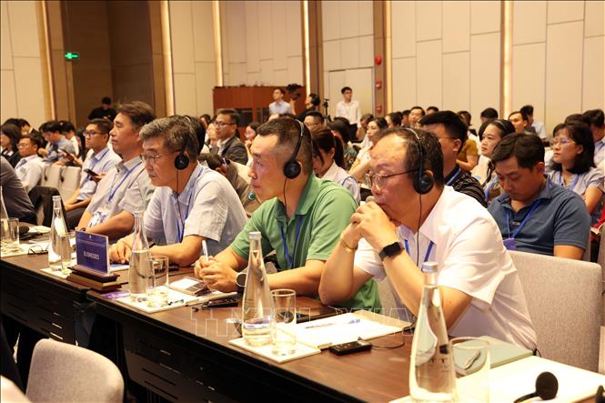 Các doanh nghiệp nước ngoài tìm hiểu đầu tư vào cảng biển, cảng cạn và trung tâm logistics tỉnh Khánh Hòa. Ảnh: Đặng Tuấn - TTXVN