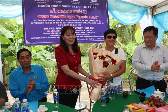 Bà Hồ Thu Ánh, Bí thư Đảng ủy xã, Chủ tịch HĐND xã Vị Thủy cảm ơn nhà tài trợ.  Ảnh: Duy Khương - TTXVN