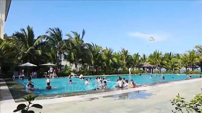Du khách về tham quan, nghỉ dưỡng tại Khu bảo tồn thiên nhiên Pù Luông, xã Pù Luông. Ảnh: Nguyễn Nam-TTXVN