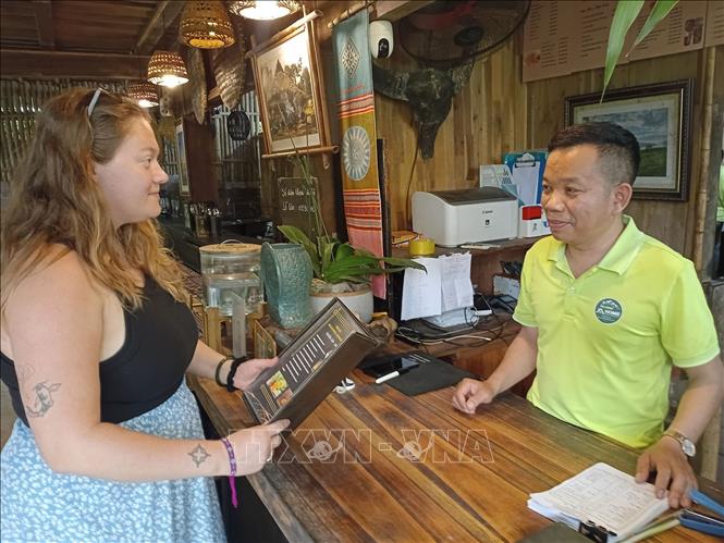 Du khách về tham quan, nghỉ dưỡng tại Khu bảo tồn thiên nhiên Pù Luông, xã Pù Luông. Ảnh: Nguyễn Nam-TTXVN