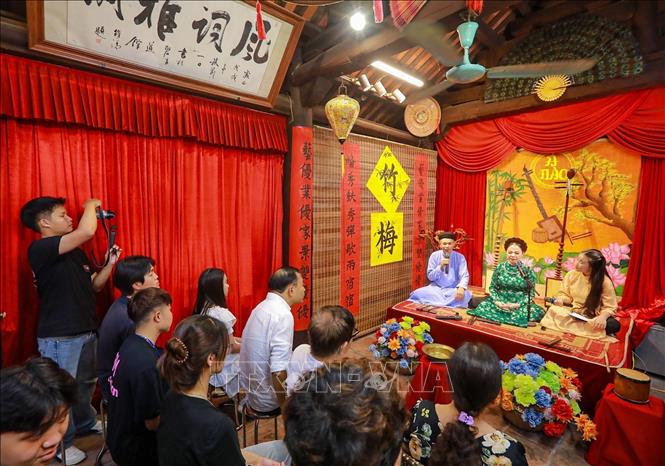 Thông qua chương trình biểu diễn và talkshow chuyên đề, dự án không chỉ giới thiệu vẻ đẹp tinh tế của ca trù mà còn kể những câu chuyện về lịch sử, hành trình gìn giữ một loại hình nghệ thuật truyền thống từng trải qua nhiều thăng trầm. Ảnh: Khánh Hoà - TTXVN