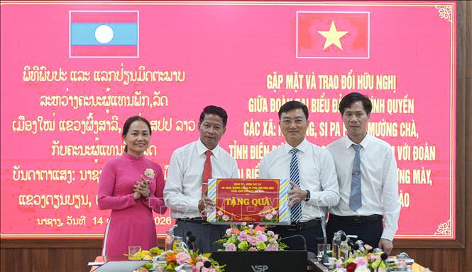 Đoàn đại biểu của các địa phương hai nước tặng quà cho nhau tại buổi gặp mặt. Ảnh: Phan Quân - TTXVN