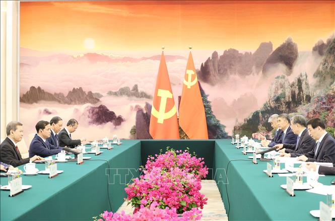 Đồng chí Lê Minh Trí (trái) hội kiến đồng chí Vương Hộ Ninh. Ảnh: Công Tuyên-PV TTXVN tại Trung Quốc