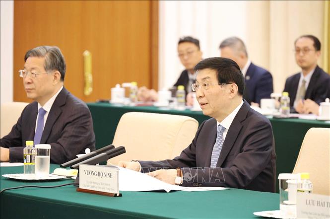 Ủy viên Thường vụ Bộ Chính trị, Chủ tịch Chính hiệp toàn quốc Trung Quốc Vương Hộ Ninh (phải) phát biểu tại cuộc hội kiến. Ảnh: Công Tuyên-PV TTXVN tại Trung Quốc