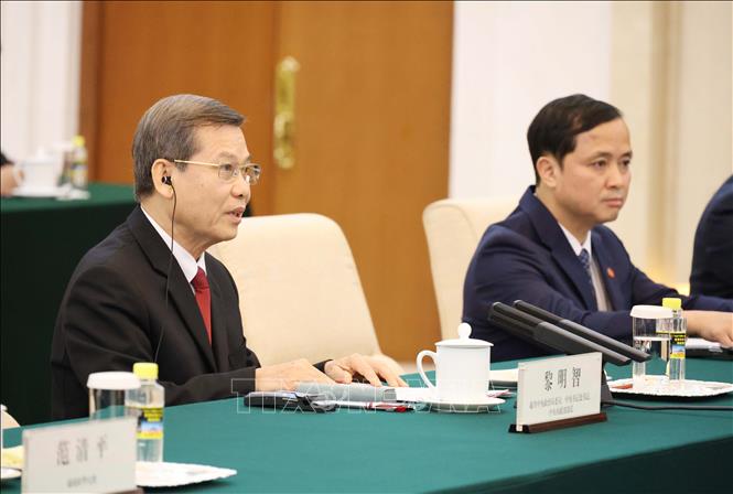 Đồng chí Lê Minh Trí (trái) phát biểu tại cuộc hội kiến. Ảnh: Công Tuyên-PV TTXVN tại Trung Quốc
